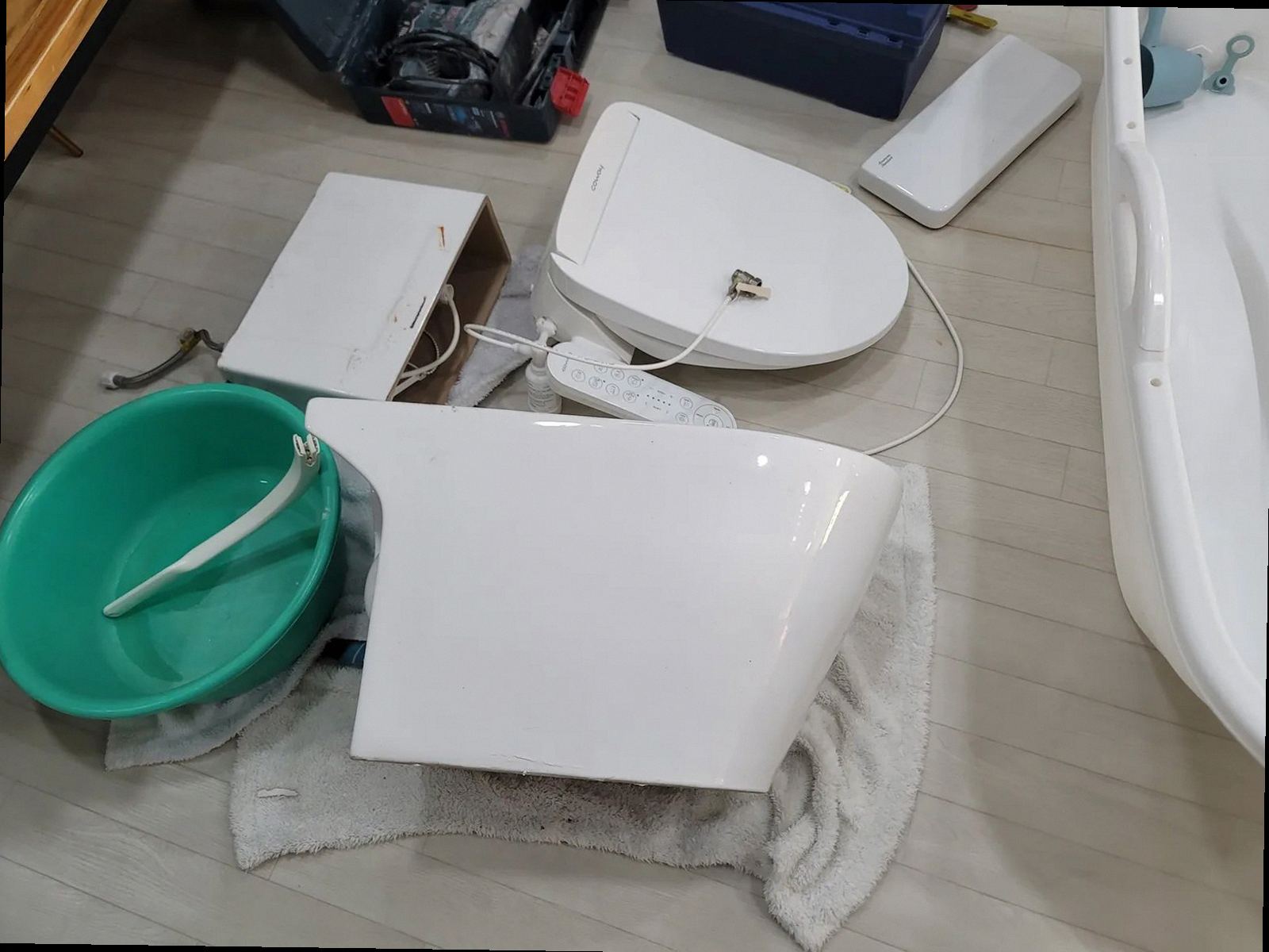 사하구 누수탐지 욕실 바닥 아래 매립 배관과 누수 탐지 과정을 보여주는 이미지